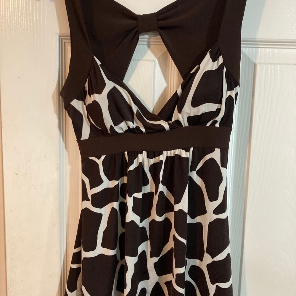 Very cute summer top/blouse.  Slightly Padded cups